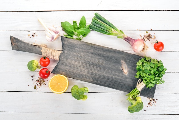 Świeże składniki i deska do krojenia