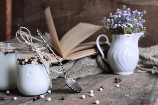 Książka kucharska i filiżanka